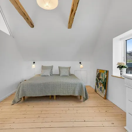 Dom wakacyjny 4 Bedroom Amazing In Aero