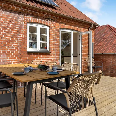 Dom wakacyjny 4 Bedroom Amazing In Aero